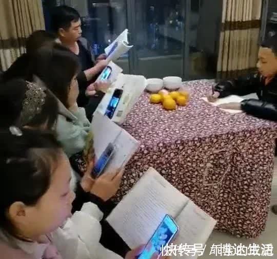 男孩|男孩写作业,全家人“看书”陪伴,网友看出其中猫腻:书还反光?