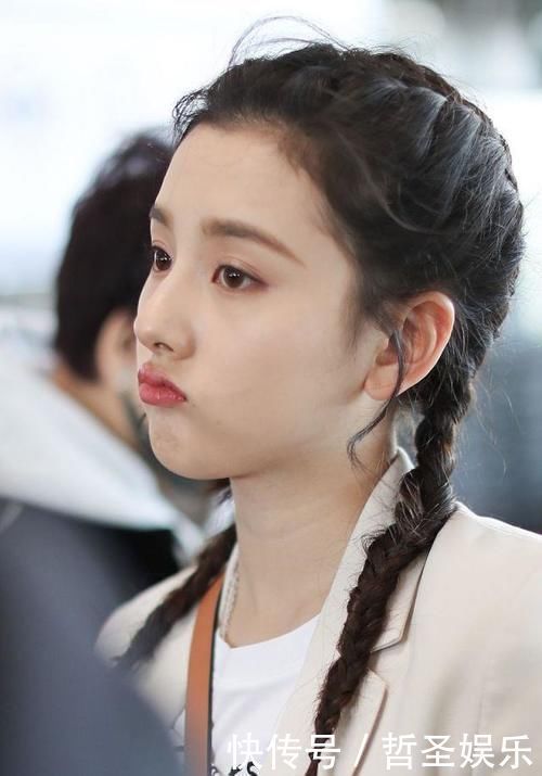 别总扎马尾辫了,现在最火的是“香蕉辫”扎发,明星们都在扎