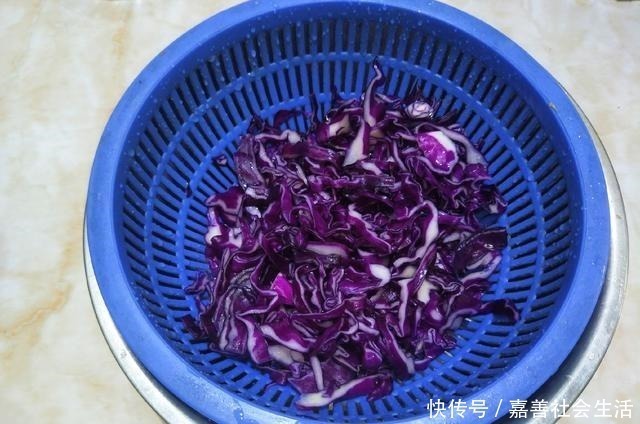 凉拌|天气炎热，分享1道胖人爱吃的低脂菜，隔三差五吃，衣服渐宽松
