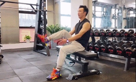 健身者|不要总认为练出八块腹肌很难,只需一张凳子坚持训练就可以实现