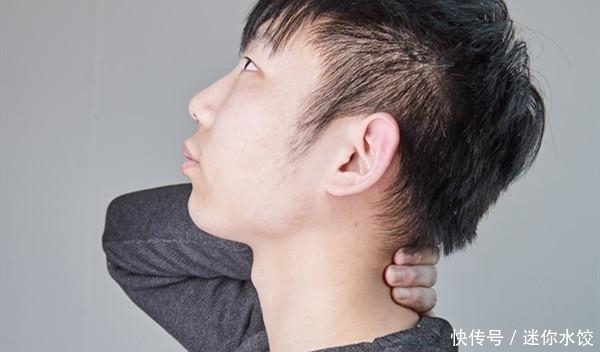 脖子后面鼓了一个包,是“富贵包”吗?骨科医生的3个方法,学习