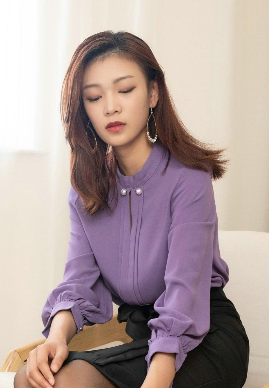 紧身衣|职场穿搭:黑色的及膝修身的半身裙显得知性又优雅