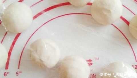 面皮|夏天饺子皮在我家这样吃 上锅一蒸就能吃 鲜香解嫩比凉皮香