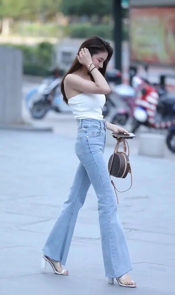 穿搭|年轻小姐姐穿上喇叭裤，演绎出成熟女性的魅力!