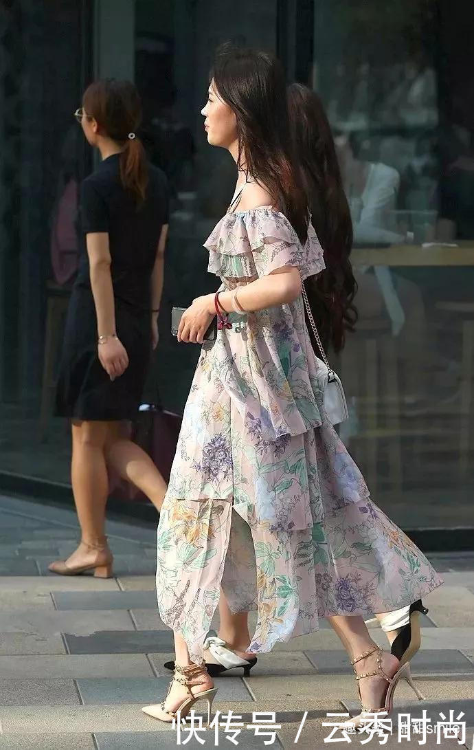 美女脚上穿搭上一双高跟鞋,让她的气质提升了一个档次,精致时尚