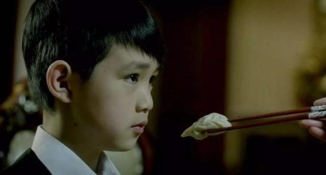 小情绪|“倔强母子”火了,大街上间隔三米僵持许久,网友:谁也不服谁