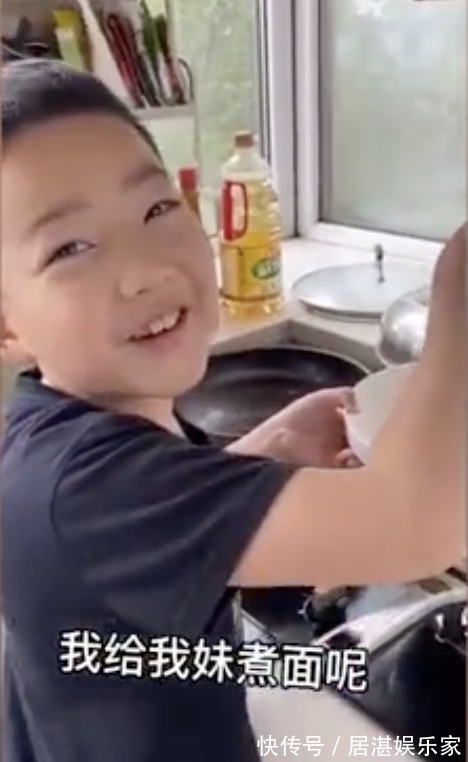 儿子|妈妈生病,哥哥为妹妹做饭儿子暖起来,比小棉袄还扛风!
