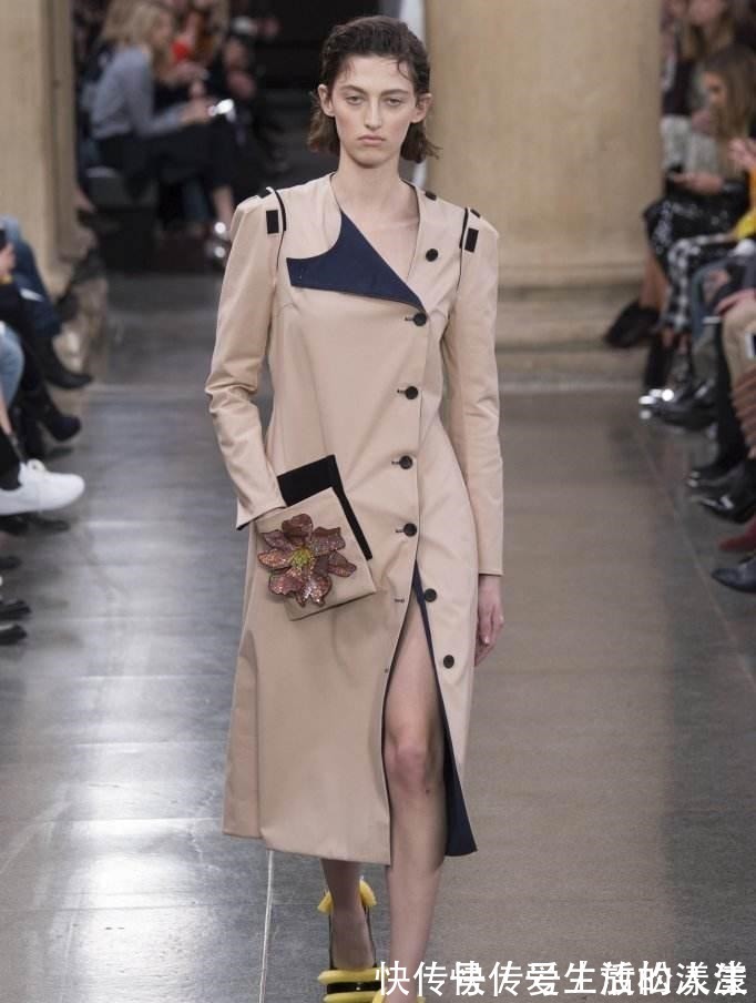 克里斯托弗 高跟鞋竟放“刷碗海绵”, 不磨脚只卖800英镑值吗!