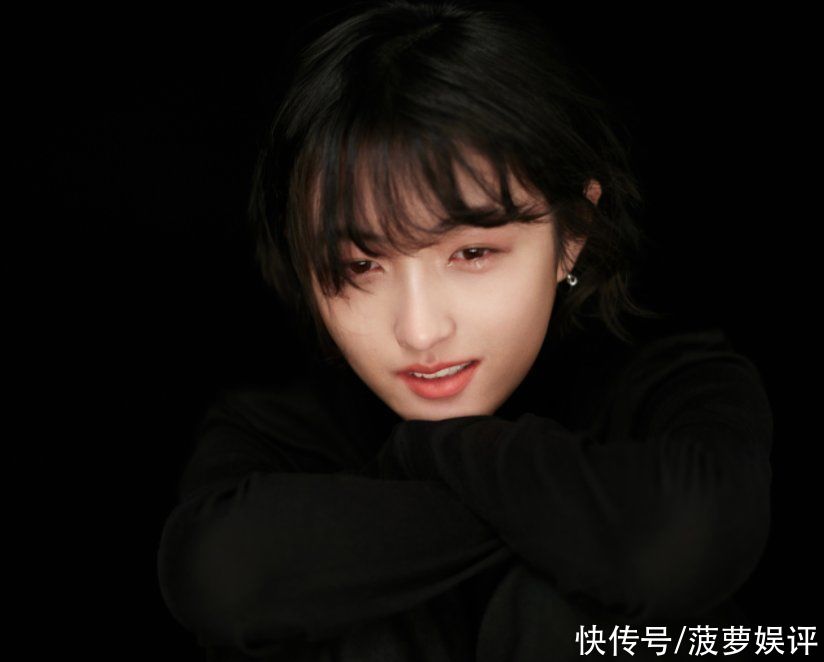 《向往的生活》深情版海报，其他人表情正常，唯独妹妹不一样
