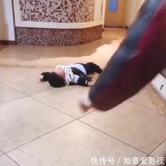 小家伙|孙子摔倒哭闹不起，奶奶的“神操作”被无数网友点赞：一招制胜！