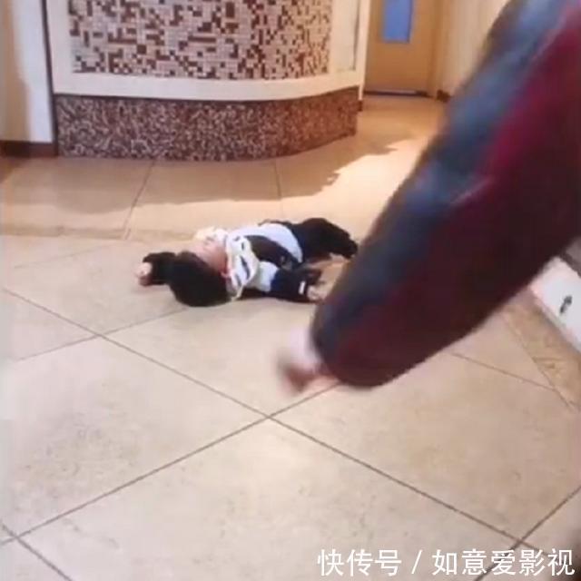 小家伙|孙子摔倒哭闹不起,奶奶的“神操作”被无数网友点赞:一招制胜!