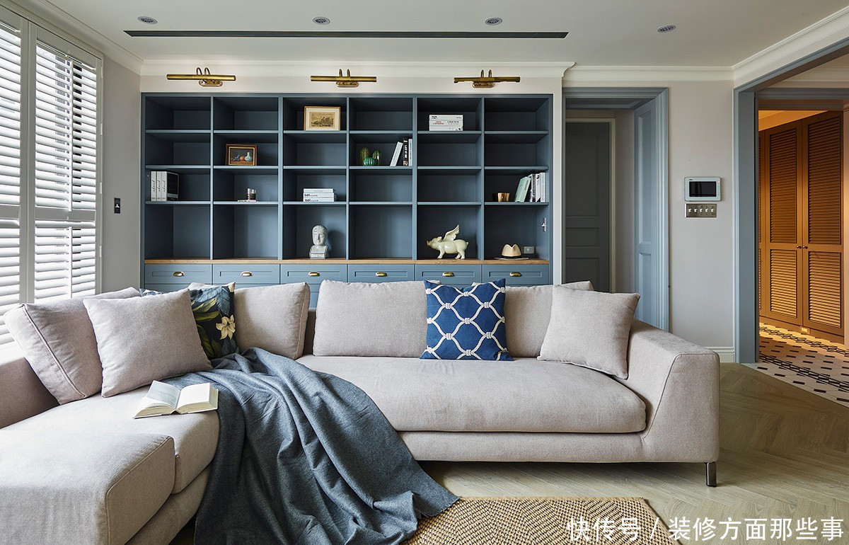 收纳|97平现代一居室,深灰蓝陈列收纳柜充分摆放你的心爱之物
