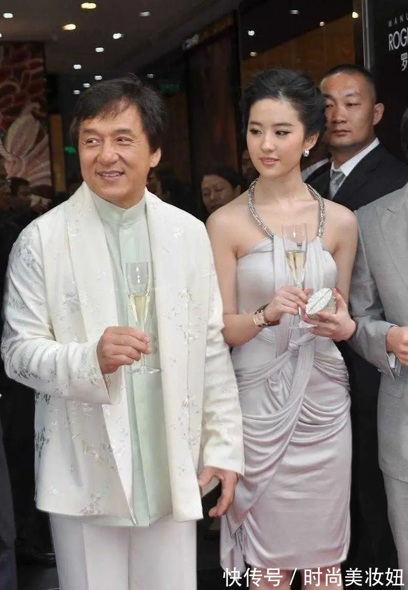 身材|邓文迪气质太“高级”了，穿挂脖连衣裙气场强大，一点不输大明星