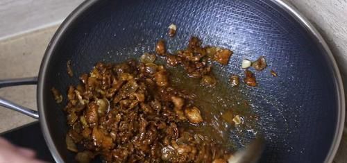  难怪饭店做的辣椒炒肉那么好吃，原来大厨都是这样炒的，先收藏了