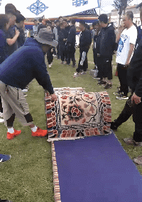 |搞笑GIF:这模特脚崴了还能继续走路?