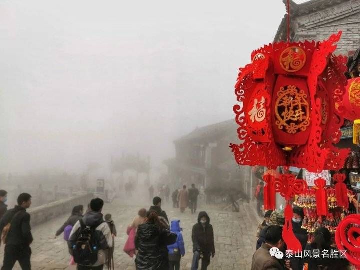 登泰山之巅，观云雾升腾铺陈成海，看云层姿态万千仿若画卷