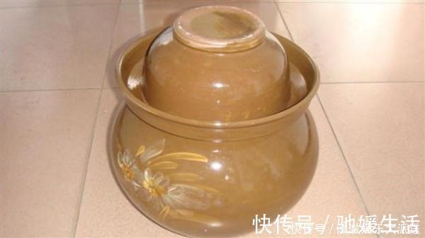 腌酸菜只加清水难怪容易坏，加点秘密武器，酸菜入味易保存