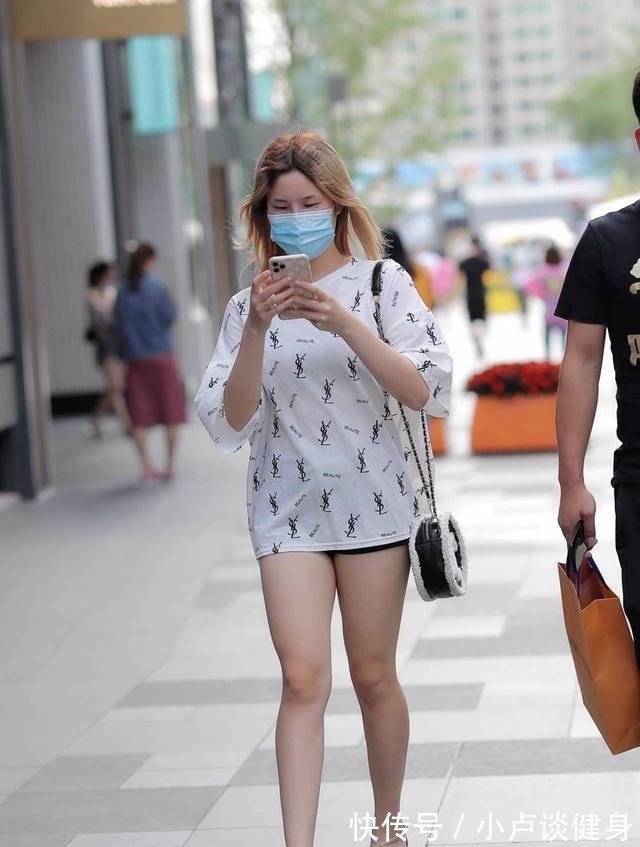 上工装 原瑜伽裤可不止休闲范儿,简单添加一些花纹元素,造型时!