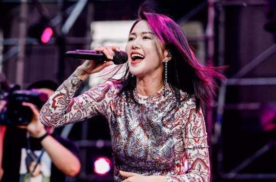 江映蓉|明明同是超女出身,亚军、季军都当导师了,而冠军还在当是选手