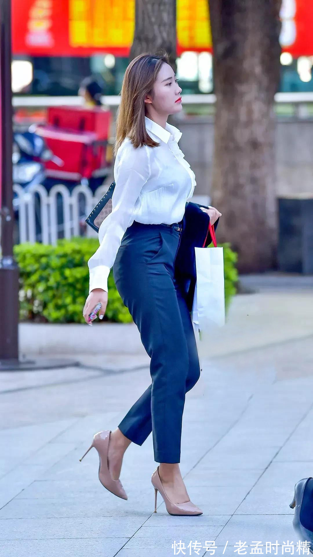时尚|街拍:白色衬衫配藏青色小脚裤, 通勤装也能穿出清新的美, 时尚又大方