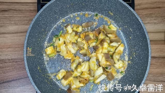 蒸茄子时，万万不可直接蒸，多加一步，茄子雪白不黑，鲜嫩有食欲