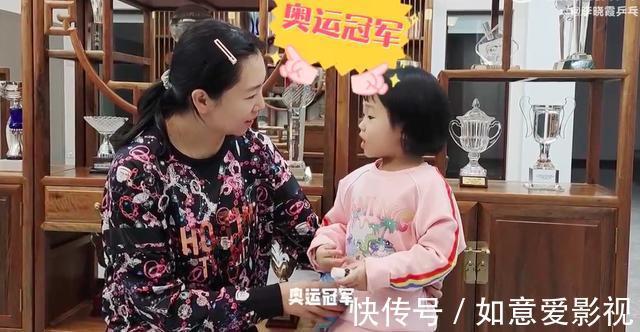 乒乓球队|李晓霞面对女儿超温柔!大女儿梦想当奥运冠军,身后多个奖杯抢镜