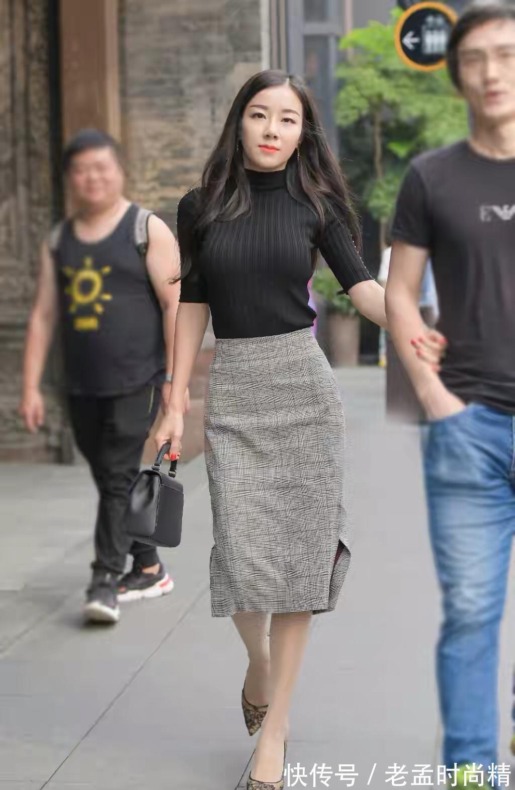 气质|气质女生就是会穿,黑色针织短袖衫配半身裙,成熟优雅又魅力十足