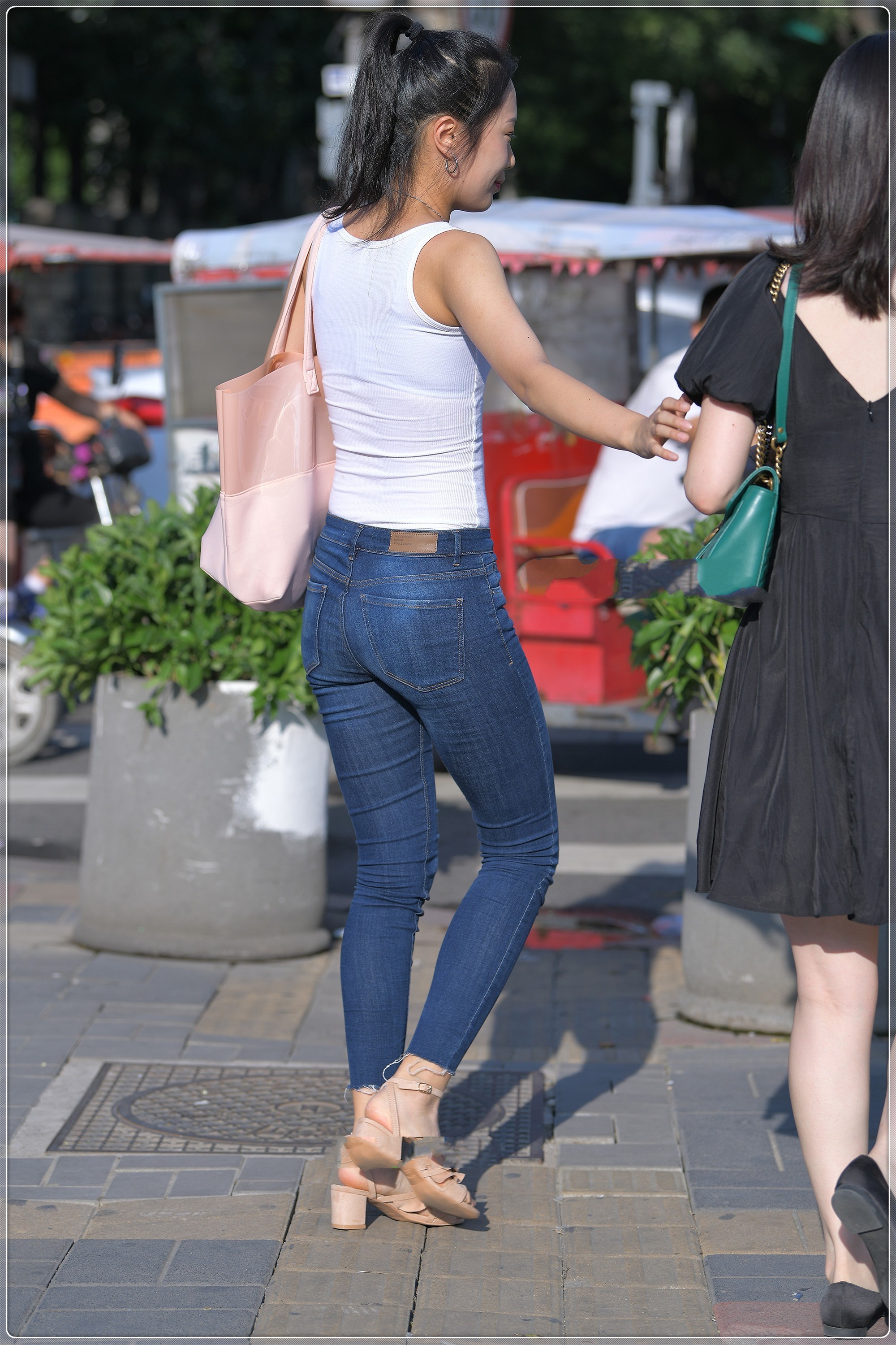 白色吊带搭配牛仔裤,简单时尚,青春减龄