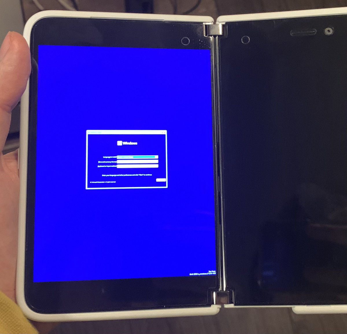 wind|微软 Surface Duo 双屏手机成功启动 Win11 ARM64