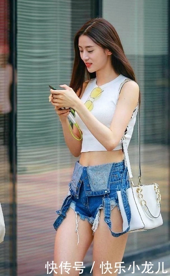 小姐姐 身材苗条的长发小姐姐,牛仔短裤简洁大方,是百搭的绝佳选择!