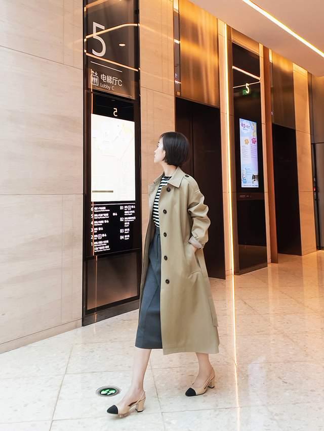 针织衫|你会风衣搭配牛仔裤穿吗？内搭浅蓝色衬衫又飒又美，高级又洋气