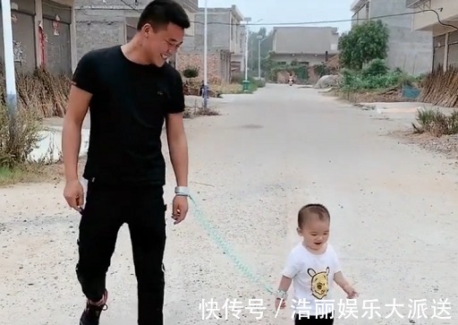 宝妈|“互遛父子”出门散步火了,爹遛娃还是娃遛爹已经傻傻分不清