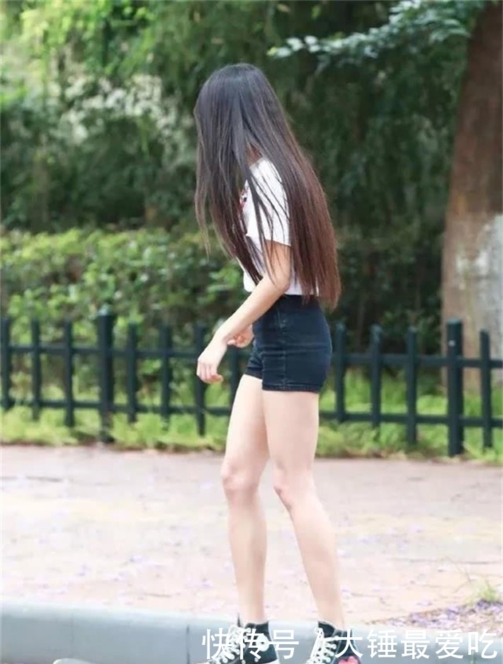 迷人|街拍美女:长腿小姐姐穿搭热裤玩滑板,性感美丽十分迷人