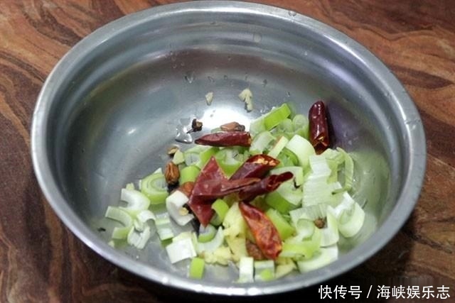  馒头|粉条和它一起炒，鲜香入味，爽滑Q弹，超级费馒头，三个都不够吃