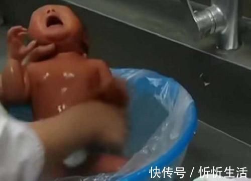 左手|宝宝第一次洗澡,全程面无表情,网友这老成的模样不像新生儿