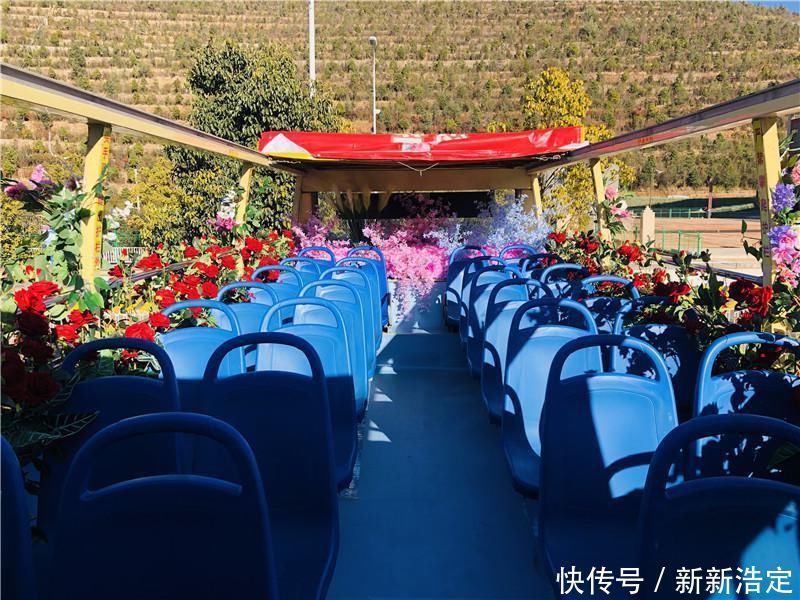 一路繁花似锦 呈贡游1路公交车盛装出发