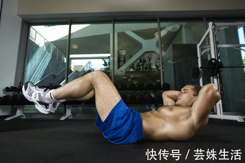 手臂|男人過了45歲，要少做這2類動作，別把健身變“傷身”