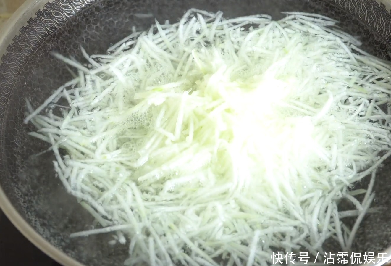 冬蓉|这才是冬瓜最好吃做法,不炒菜不炖汤,晶莹剔透,筋道好吃有嚼劲