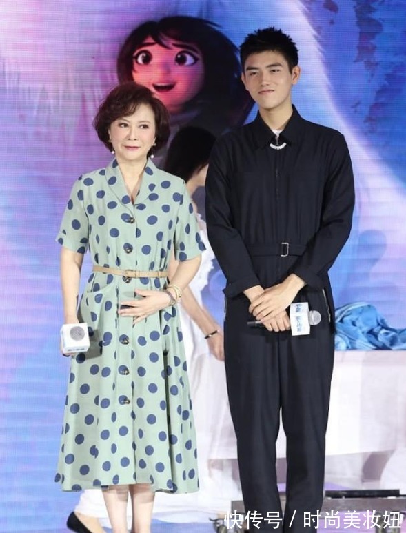 连衣裙|蔡明真的不在乎年龄,穿紫色深V连衣裙亮相,被她的身材惊艳了