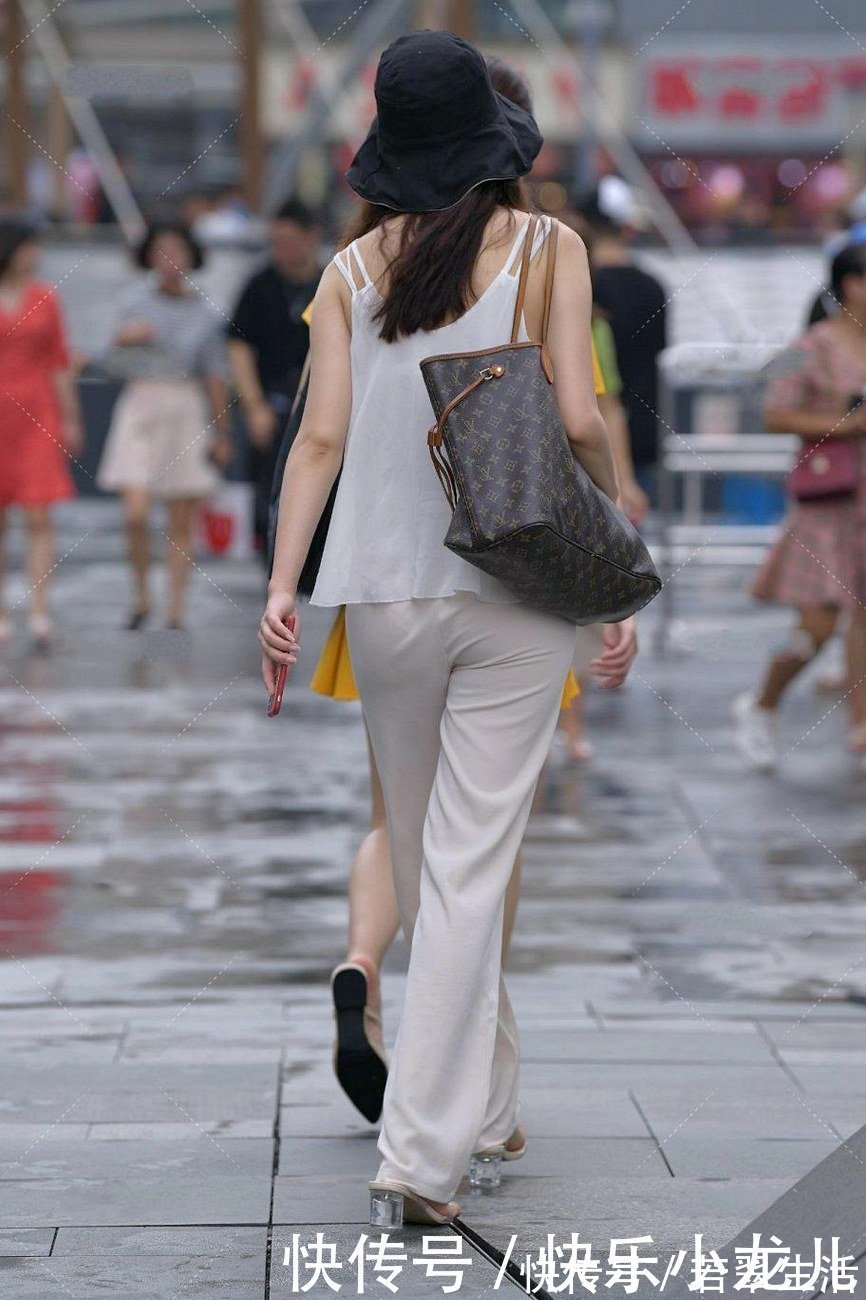 穿搭 白色宽松无袖雪纺上衣,多几分成熟女人的魅力