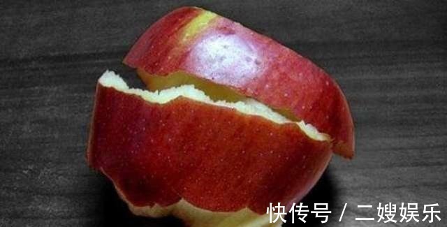 苹果皮|“一天一苹果，医生远离我”，可吃生苹果还是熟苹果，老人要吃对