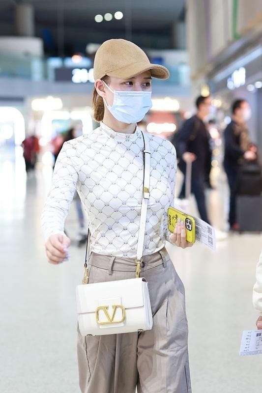 白色上衣 白色的上衣太适合冬天穿,不仅高级还有气场,富二代何超莲也在穿