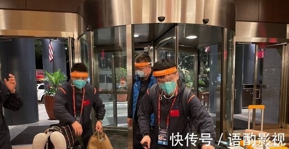 球员们|太累了!国乒历经40多小时抵达休斯敦,樊振东累到一脸疲惫不说话