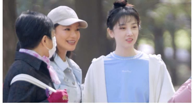 大妈|陈小纭误入相亲角，大妈大叔都来询问，但进北京相亲2群都没资格