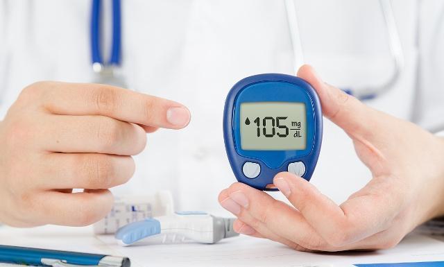 血糖偏高|血糖高不高，看看手就知道，若没三种表现，血糖还算稳定，恭喜