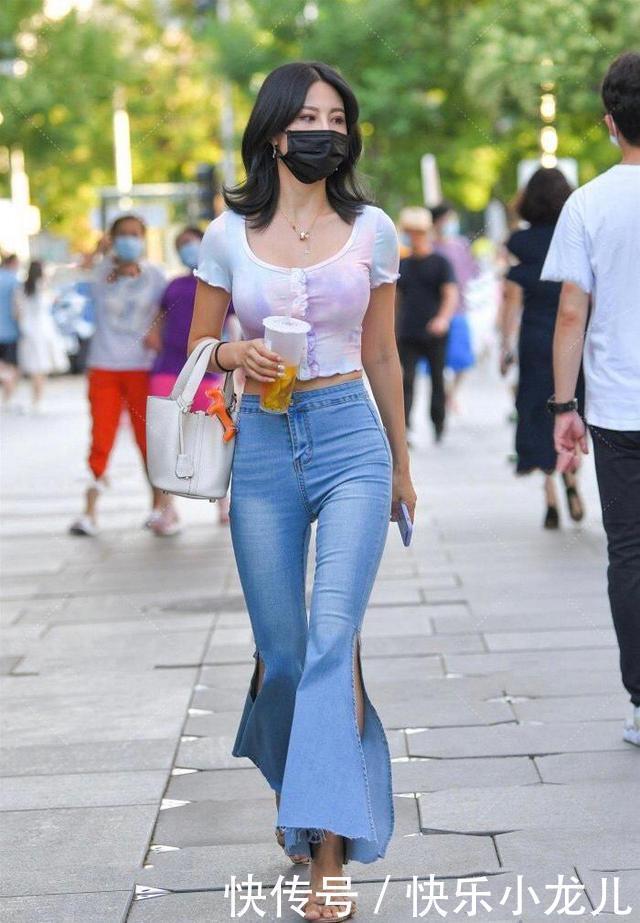 牛仔裤高腰喇叭裤搭露脐短T,齐肩的微卷秀发,散发着成熟的韵味