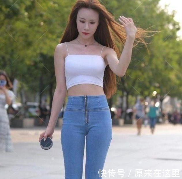 高跟鞋 束腰贴身的打底裤,大方得体的搭配风格也耐看,非常惬意!