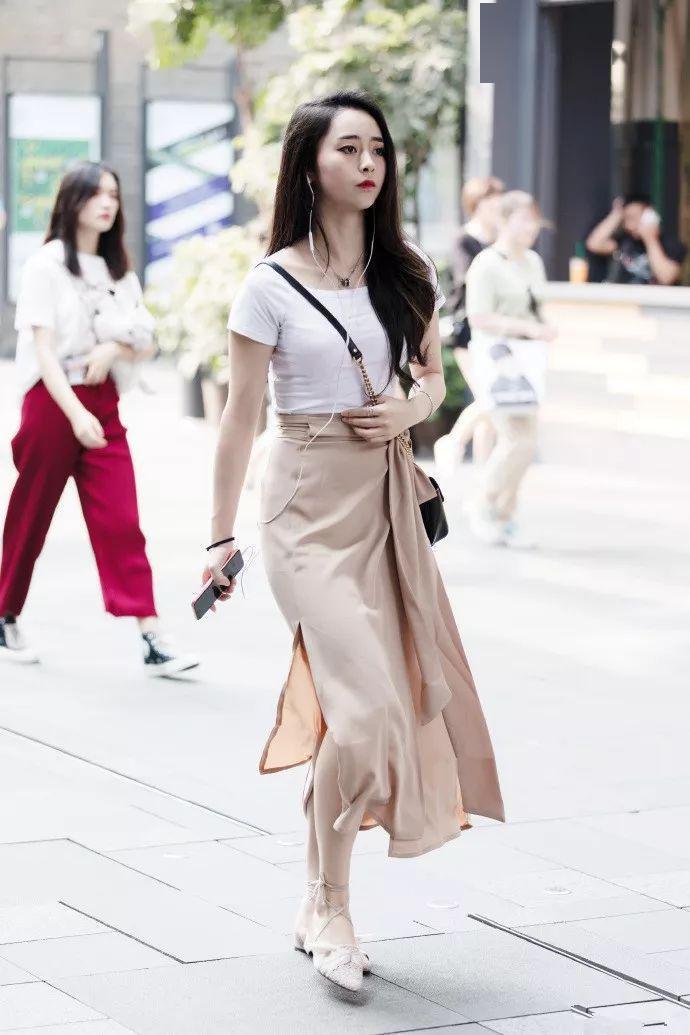 吊带 身穿黑色吊带的小姐姐,外搭一件白色的开衫,尽显气质美