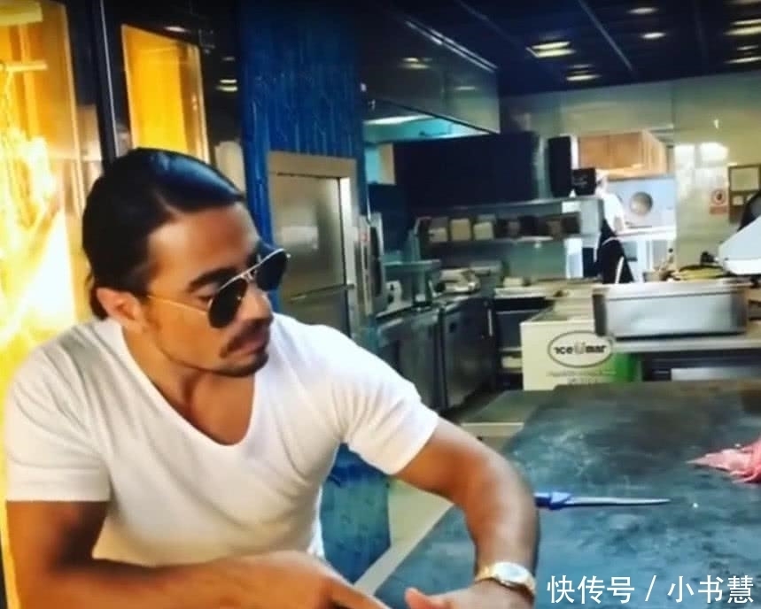 撒盐哥生意一落千丈,为了挽回客人,这次不再撒盐而大秀这一技能