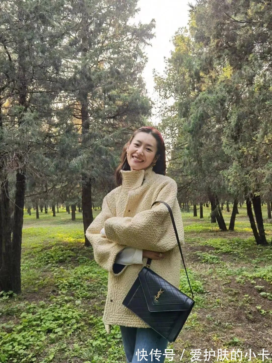 羽绒服|刘雯衣品没得挑,显胖的羊羔绒都搭得酷帅温柔,不是一般的会穿